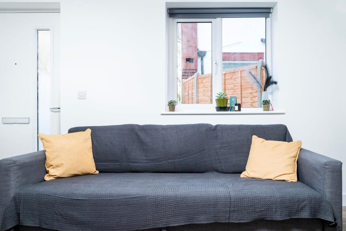 Cozy Single Level Flat With Parking Apartment Enfield Ngoại thất bức ảnh